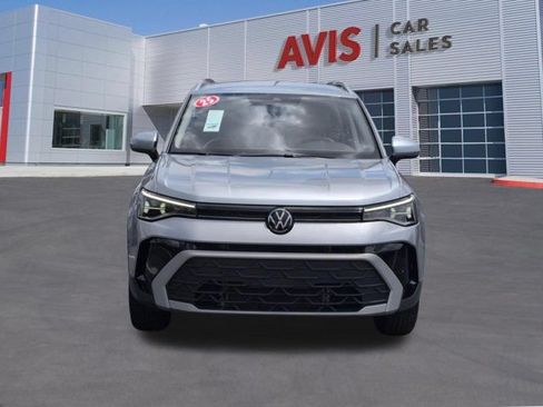 Used 2025 Volkswagen Taos SE AWD/4WD image 2
