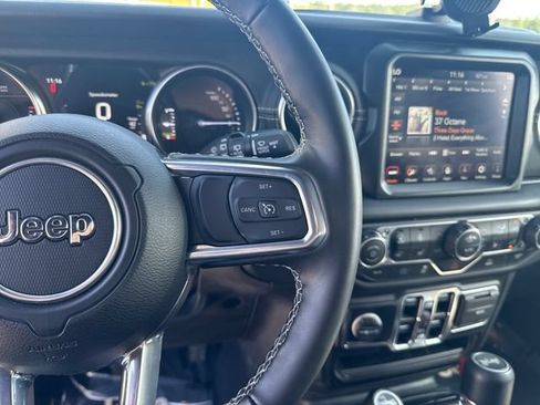 Used 2022 Jeep Wrangler Unlimited Sahara w/ Cold Weather Group AWD/4WD image 17
