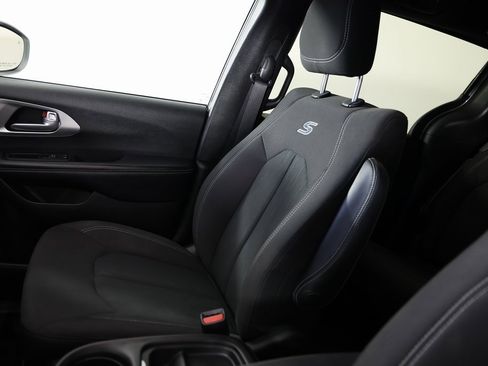 Used 2018 Chrysler Pacifica Touring Plus w/ S Appearance Package image 36