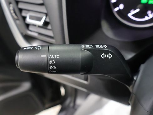 Used 2025 Nissan Rogue SV image 39