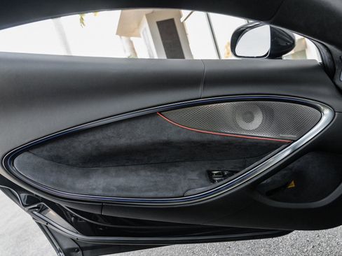 Used 2025 McLaren Artura image 19