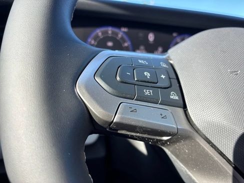 Used 2025 Volkswagen Tiguan SE AWD/4WD image 27