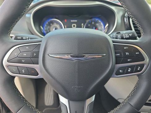 Certified 2024 Chrysler Pacifica Touring-L image 35