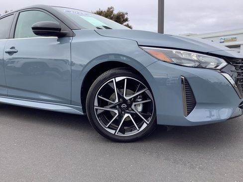 Used 2025 Nissan Sentra SR w/ SR Premium Package image 3