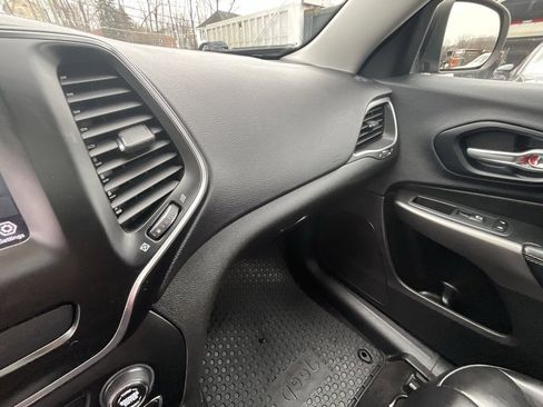 Used 2019 Jeep Cherokee Latitude Plus w/ Comfort/Convenience Group image 22