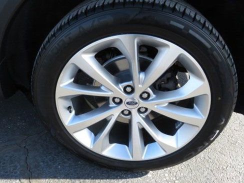 Certified 2022 Ford Explorer Platinum w/ Equipment Group 601A image 31