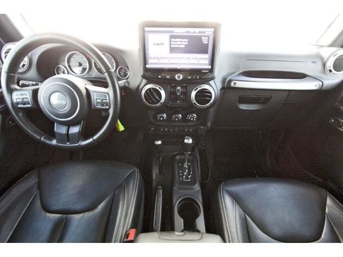 Used 2017 Jeep Wrangler Unlimited Rubicon w/ Connectivity Group AWD/4WD image 10