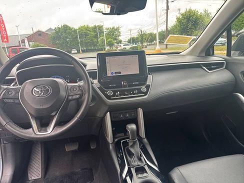 Used 2025 Toyota Corolla Cross XLE AWD/4WD image 15