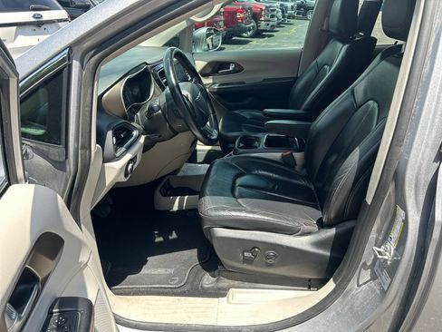 Used 2017 Chrysler Pacifica Touring-L Plus FWD image 15