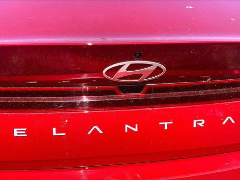 Used 2025 Hyundai Elantra SE w/ Cargo Package FWD image 9