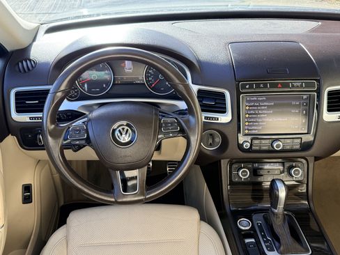 Used 2016 Volkswagen Touareg Executive image 17