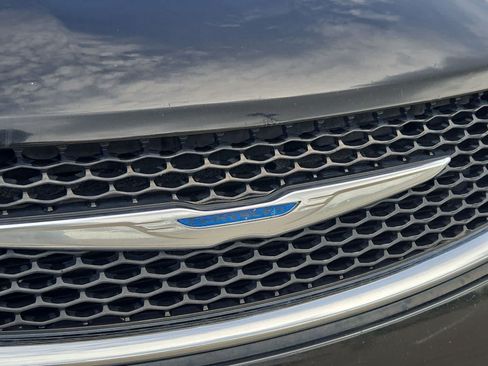 Used 2018 Chrysler Pacifica Touring-L FWD image 10