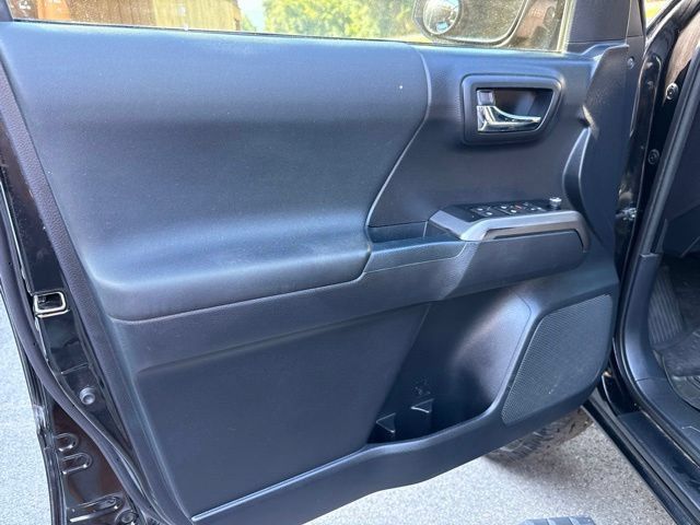 Used 2017 Toyota Tacoma TRD Sport w/ Tow Package (A/T) AWD/4WD image 18