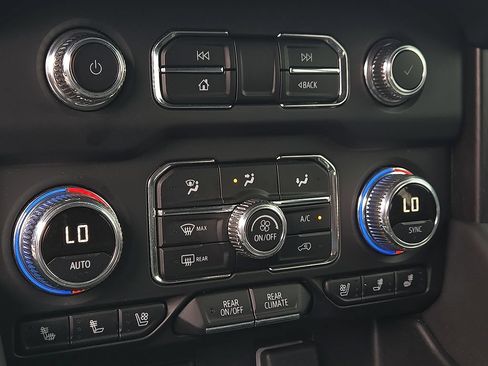 Used 2024 GMC Yukon AT4 w/ Technology Package AWD/4WD image 16