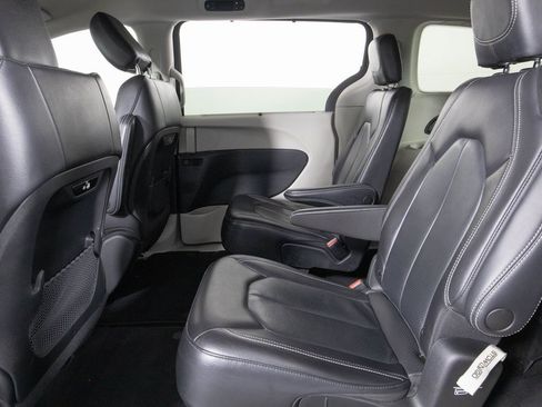 Used 2022 Chrysler Pacifica Touring-L image 14