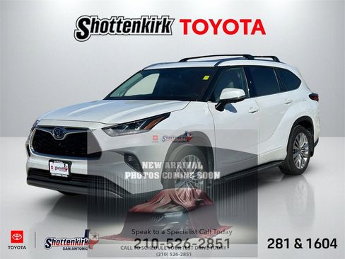 Used 2023 Toyota Highlander Platinum image 1