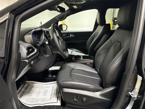 New 2026 Chrysler Pacifica Select image 16