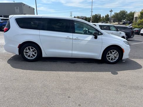 Used 2024 Chrysler Pacifica Touring-L FWD image 2