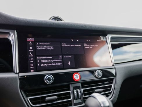 Certified 2025 Porsche Macan image 18