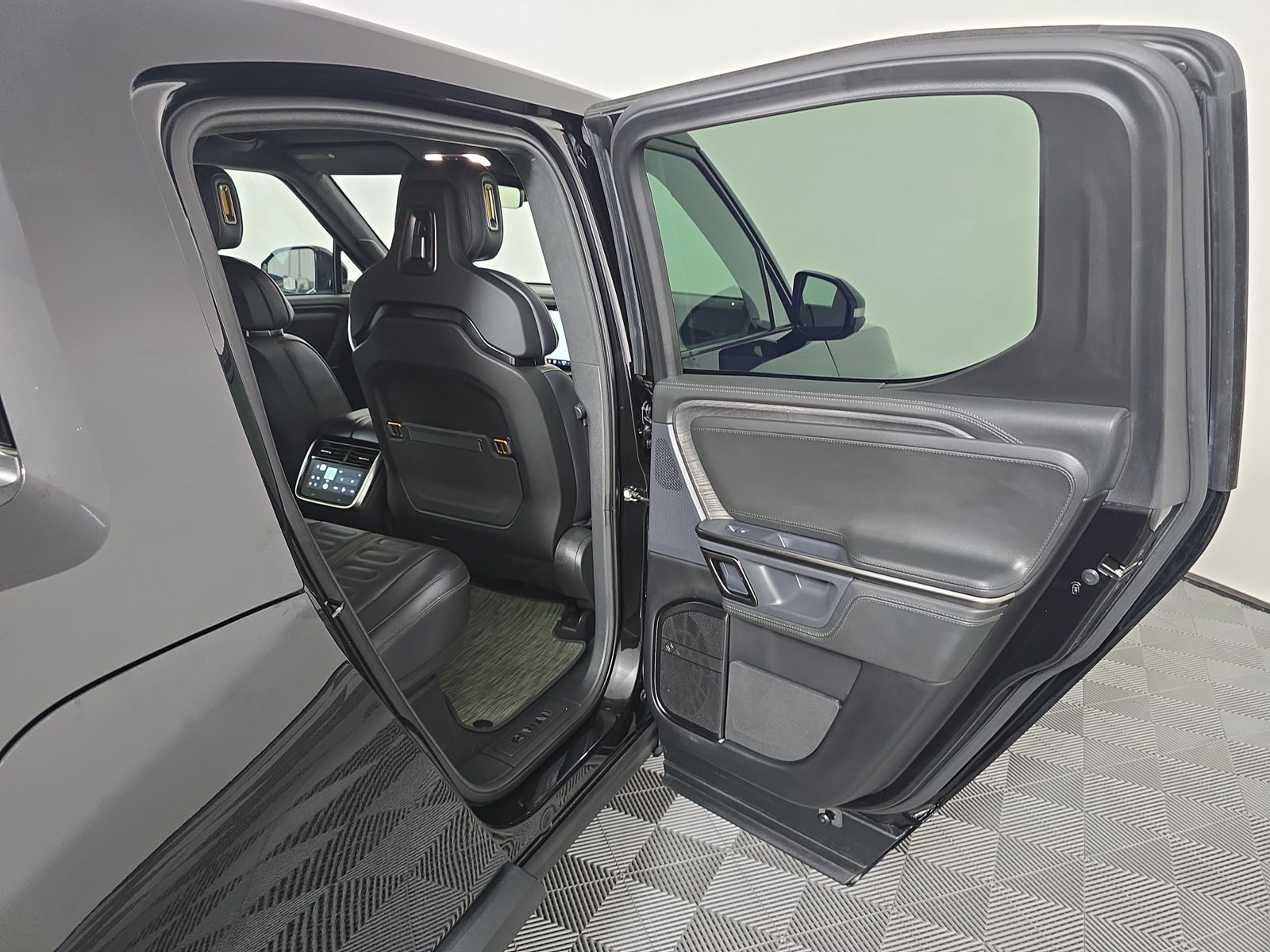 Used 2024 Rivian R1T Adventure Dual AWD/4WD image 19