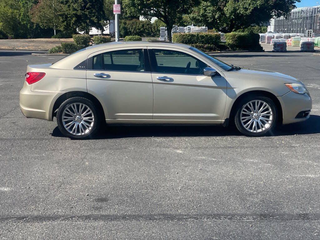 Used 2011 Chrysler 200 Limited FWD image 3
