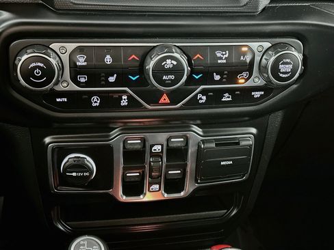 Used 2021 Jeep Wrangler Unlimited Sahara AWD/4WD image 16