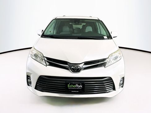 Used 2020 Toyota Sienna XLE image 2