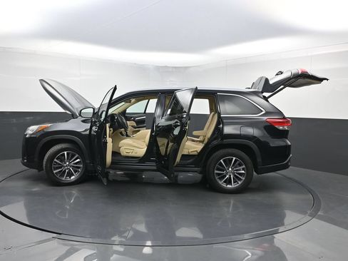 Used 2019 Toyota Highlander XLE FWD image 36