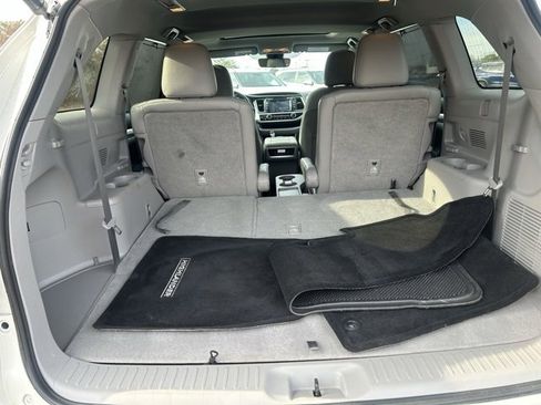 Used 2019 Toyota Highlander XLE image 12