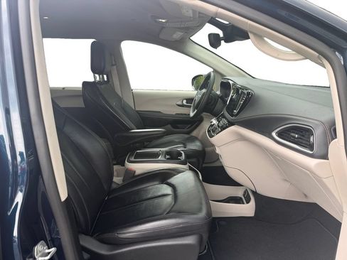 Used 2024 Chrysler Pacifica Touring-L FWD image 15