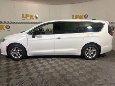 Used 2024 Chrysler Pacifica Touring-L FWD image 9