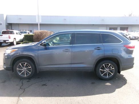 Used 2017 Toyota Highlander XLE image 2