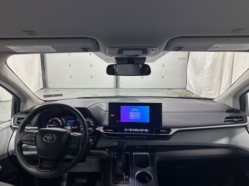 Used 2025 Toyota Sienna LE image 43