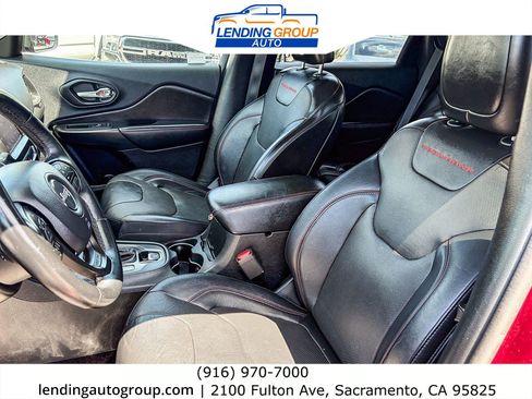 Used 2019 Jeep Cherokee Trailhawk AWD/4WD image 16