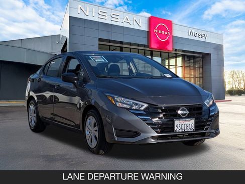 Used 2025 Nissan Versa S image 2