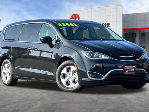 Used 2018 Chrysler Pacifica Touring Plus image 2