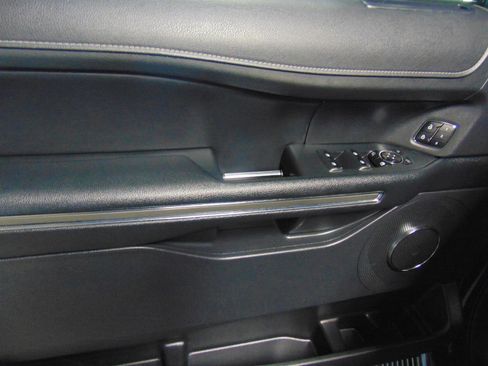 Used 2024 Ford Expedition Max XLT image 8