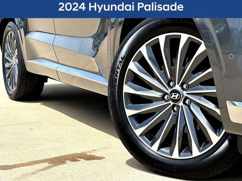 Used 2024 Hyundai Palisade Calligraphy FWD image 2