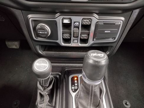 Used 2018 Jeep Wrangler Unlimited Sahara image 31