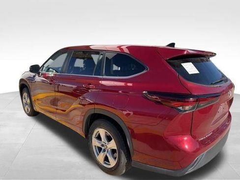 Used 2024 Toyota Highlander LE image 5