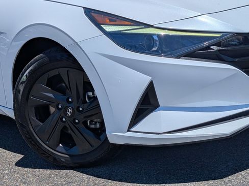 Used 2022 Hyundai Elantra SEL w/ Convenience Package FWD image 9
