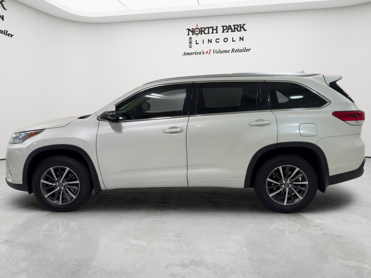 Used 2018 Toyota Highlander FWD V6 image 2