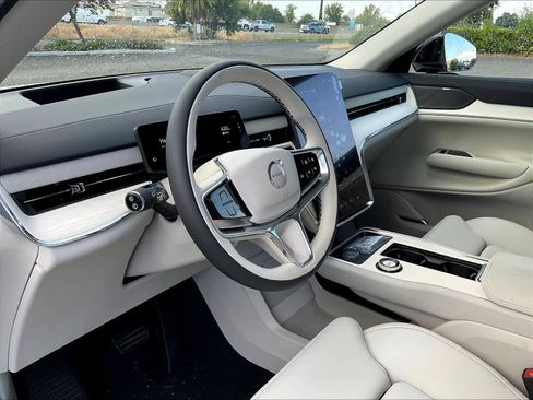 New 2025 Volvo EX90 Plus image 8