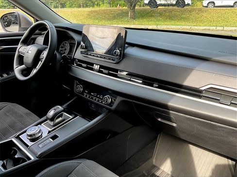 Used 2024 Mitsubishi Outlander SE image 14