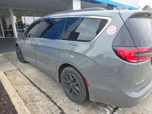 Used 2022 Chrysler Pacifica Touring-L image 6