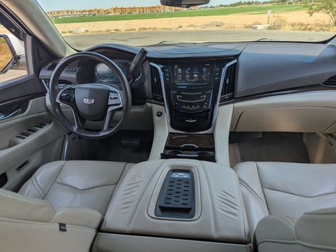 Used 2017 Cadillac Escalade ESV Luxury AWD/4WD image 15