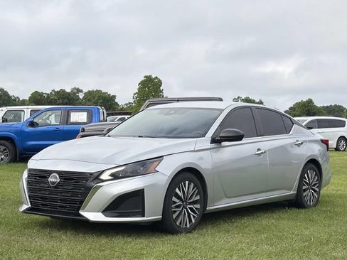Used 2024 Nissan Altima 2.5 SV FWD image 15