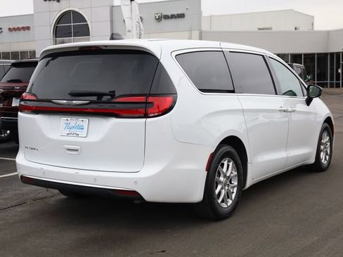 Used 2024 Chrysler Pacifica Touring-L image 4
