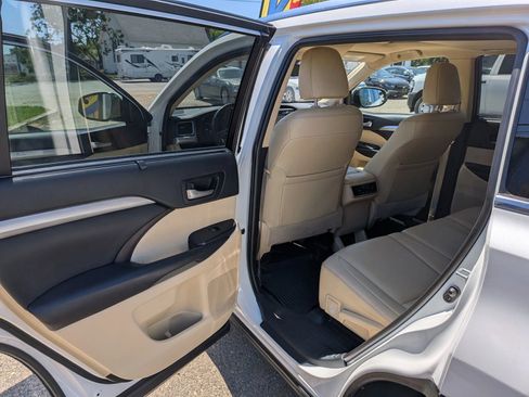 Used 2019 Toyota Highlander XLE AWD/4WD image 27