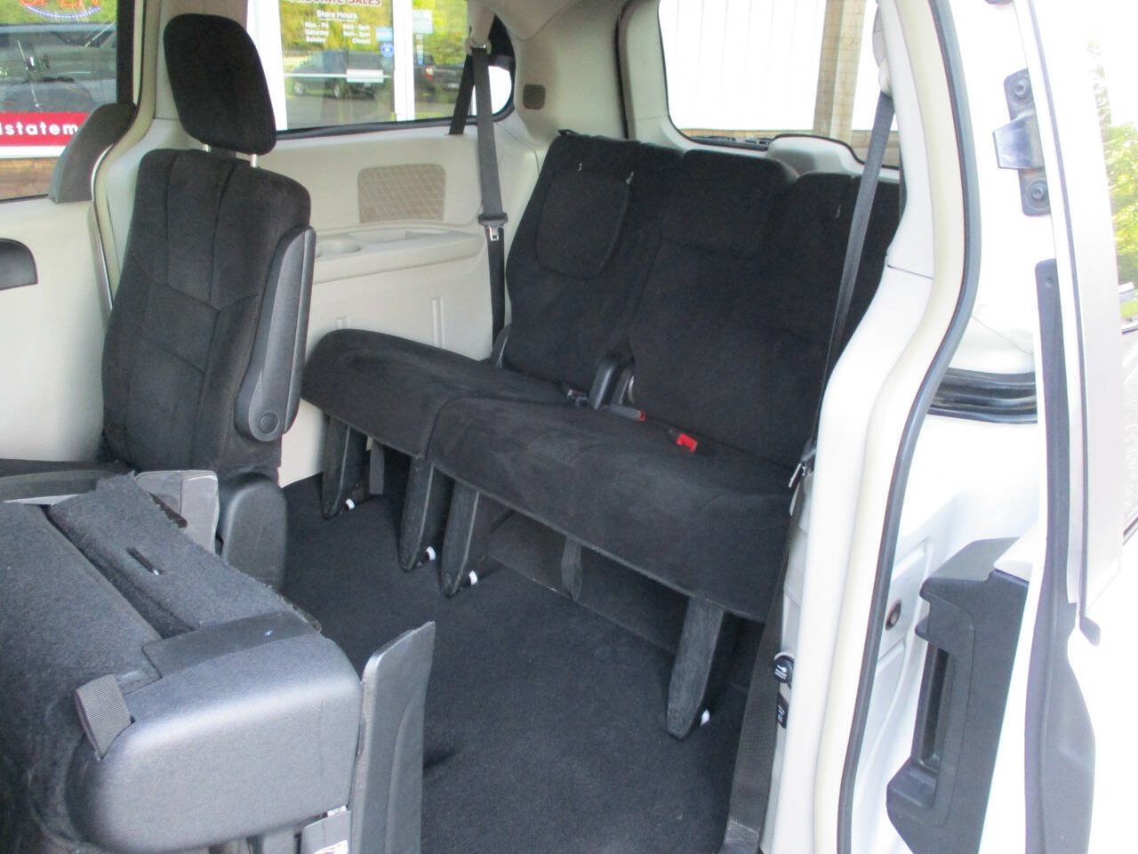 Used 2012 Chrysler Town & Country Touring FWD image 22